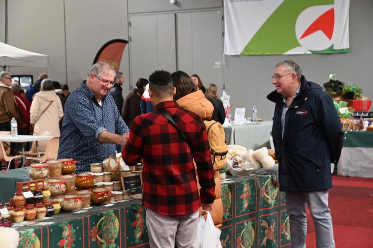 Nombre de visiteurs sont venus en famille pour découvrir tous les producteurs présents et ils ont pris plaisir à déguster les diverses productions sans oublier d'en ramener à la maison… 