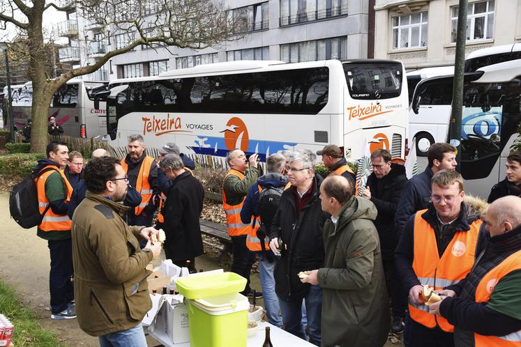 Partis pour certains d'entre eux dès 5 heures du matin, la pause casse-croûte à l'arrivée à Bruxelles a été fort appréciée.