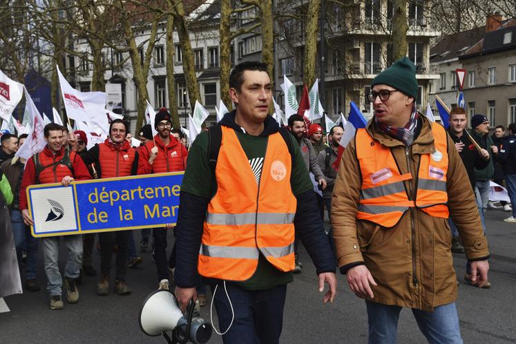 Le président de la FDSEA 77, Samuel Vandaele, guide le cortège. 