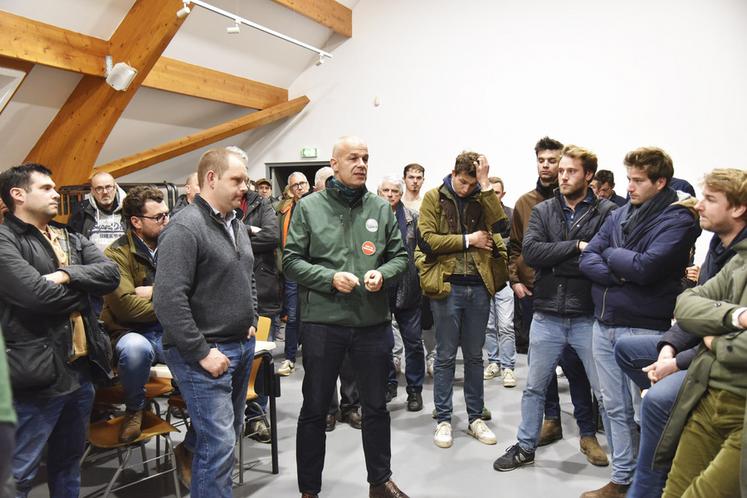 Sur le chemin du retour, halte à la maison des agriculteurs à Sars-et-Rosières dans le Nord. Ils sont rejoints par le président de la FNSEA, Arnaud Rousseau. 