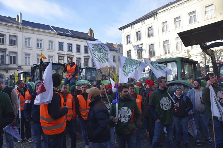 Place du Luxembourg. Les exploitants agricoles seine-et-marnais attendent calmement. Quelques instants après ce cliché, ils se sont retrouvés au coeur d'un largage de bombes lacrymogènes. 