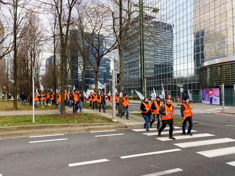 Le exploitants agricoles du bus de Meaux rejoignent le point de ralliement.