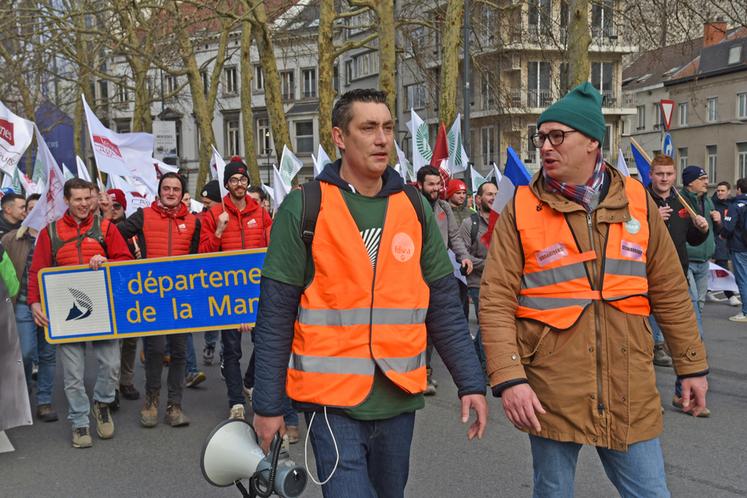 Le président de la FRSEA Île-de-France, Samuel Vandaele, guide le cortège. 