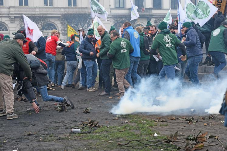 La manifestation a été ponctuée de moments de tension, avec des heurts signalés entre agriculteurs et forces de l’ordre.