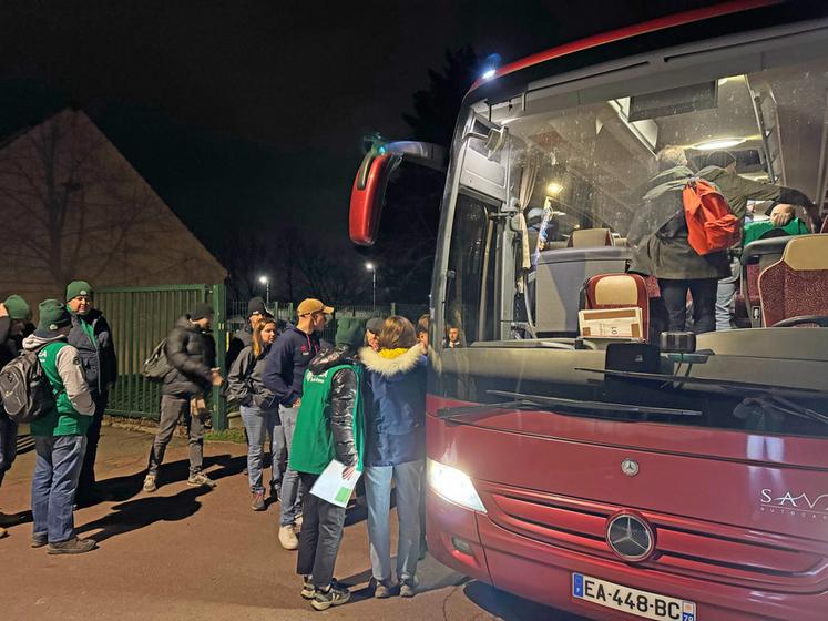 La FDSEA Île-de-France avait affrété deux bus pour faire le déplacement. Il fallait se lever tôt pour arriver en fin de matinée à Bruxelles.