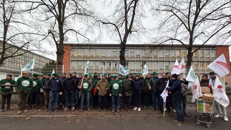Une cinquantaine d'adhérents de la FNSEA 28 et de Jeunes agriculteurs 28 a fait le déplacement. 