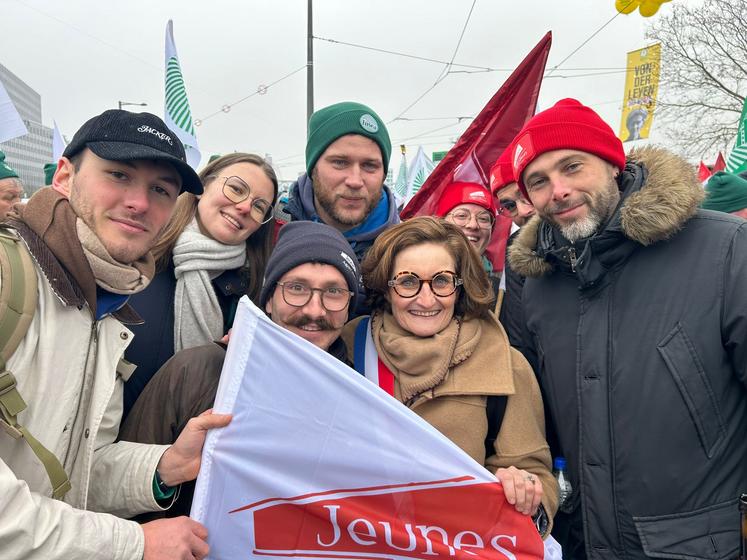 Mardi 20 janvier 2026. La député 28 Christelle Minard a rejoint la manifestation strasbourgeoise avec une délégation de députés LR, pour soutenir le mouvement.