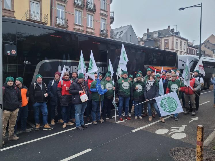 Strasbourg, mardi 20 janvier matin. Partie à minuit en car, les agriculteurs de Loir-et-Cher, du Loiret et du Cher, prêts à défendre leur agriculture.