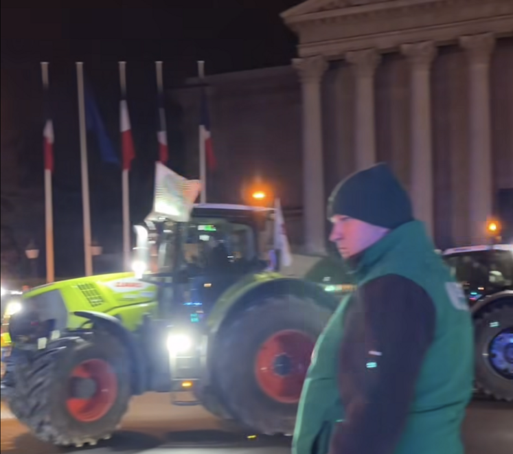 Mardi 13 janvier 2026. 7 h 15 devant l'Assemblée nationale à Paris.