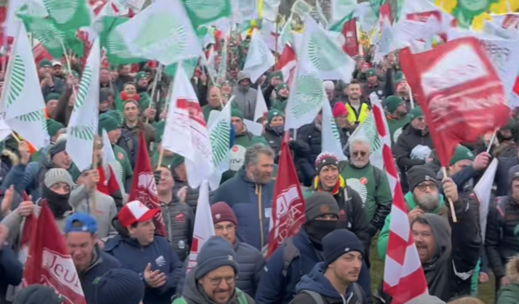 Mardi 20 janvier 2026, à Strasbourg. Mobilisation des agriculteurs. Marée de drapeaux.