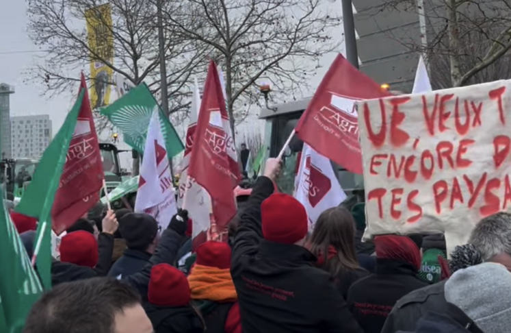 Mardi 20 janvier 2026, à Strasbourg. Mobilisation des agriculteurs. Une haie d’honneur pour le défilé de tracteurs devant le parlement européen.