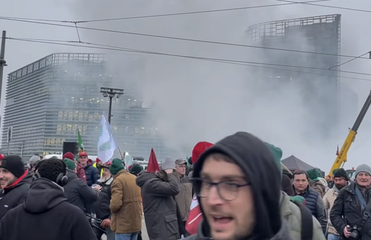 Mardi 20 janvier 2026, à Strasbourg. Les manifestants sont dispersés à coup de bombes lacrymogènes.