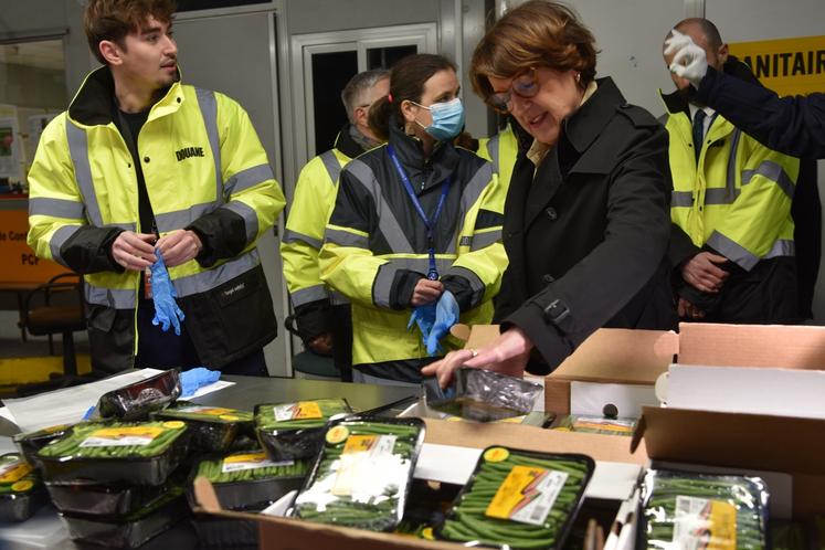 Jeudi 15 janvier, à Roissy-Charles-de-Gaulle. La ministre de l'Agriculture, Annie Genevard, a assisté aux contrôles douaniers sur les produits alimentaires importés et échangé avec les agents chargés des inspections phytosanitaires.