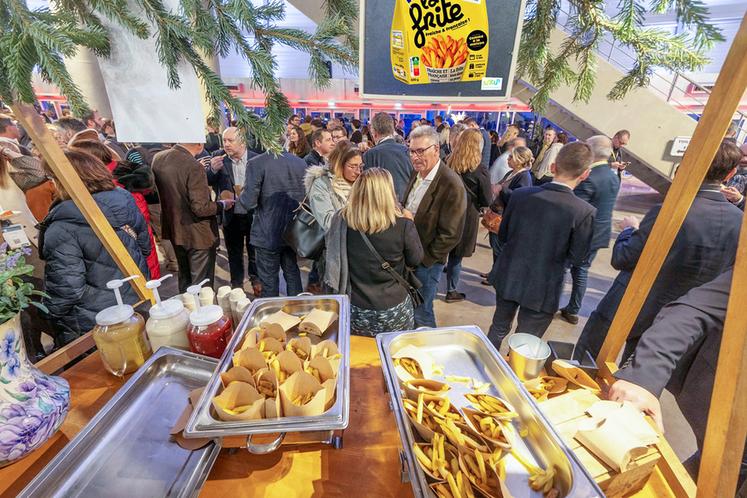 L'assemblée générale s'est conclue par un repas partagé autour des frites Lunor et des viandes des Éleveurs de la Charentonne. 