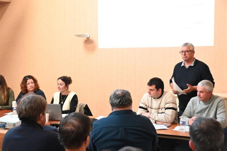 Lundi 15 décembre, à La Chapelle-Vendômoise. Le syndicat des irrigants de Loir-et-Cher a tenu sa traditionnelle assemblée générale, durant laquelle son président, Benoît Lonqueu (debout), a annoncé passer la main. 