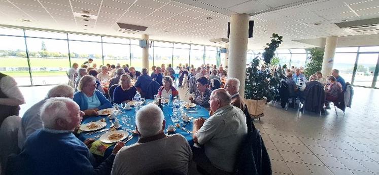2&nbsp;octobre > Assemblée générale des anciens exploitants Jeudi 2&nbsp;octobre, la section des anciens exploitants a réuni ses adhérents à la Maison de l'agriculture pour son assemblée générale annuelle autour de sa présidente Murielle Binet.  La première intervenante, Aurélie Morin, de Groupama, a annoncé que la mutuelle santé groupée pour les adhérents de la section n'augmenterait pas en 2026 (en dehors de l'augmentation liée au plafond de la Sécurité sociale décidée par l'État.)...