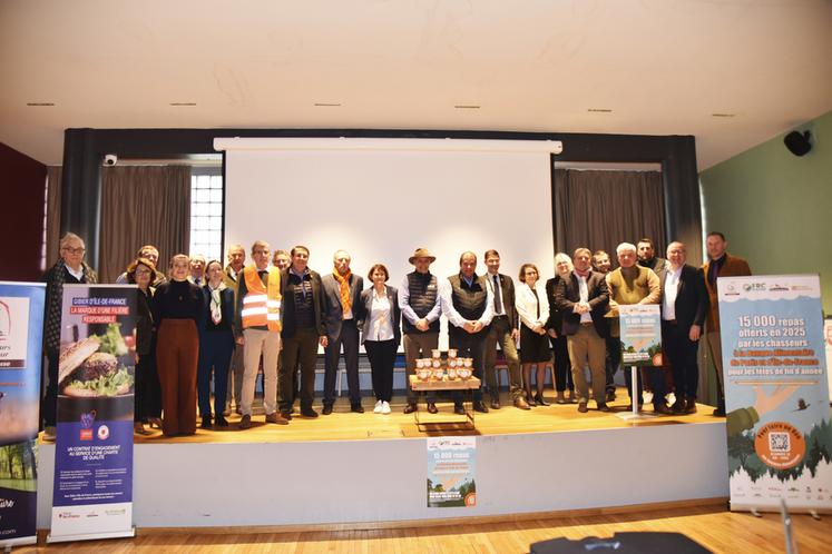 Paris, mercredi 10 décembre. Les acteurs et partenaires régionaux et nationaux de l'opération Les Chasseurs ont du cœur étaient réunis pour la remise de dons.