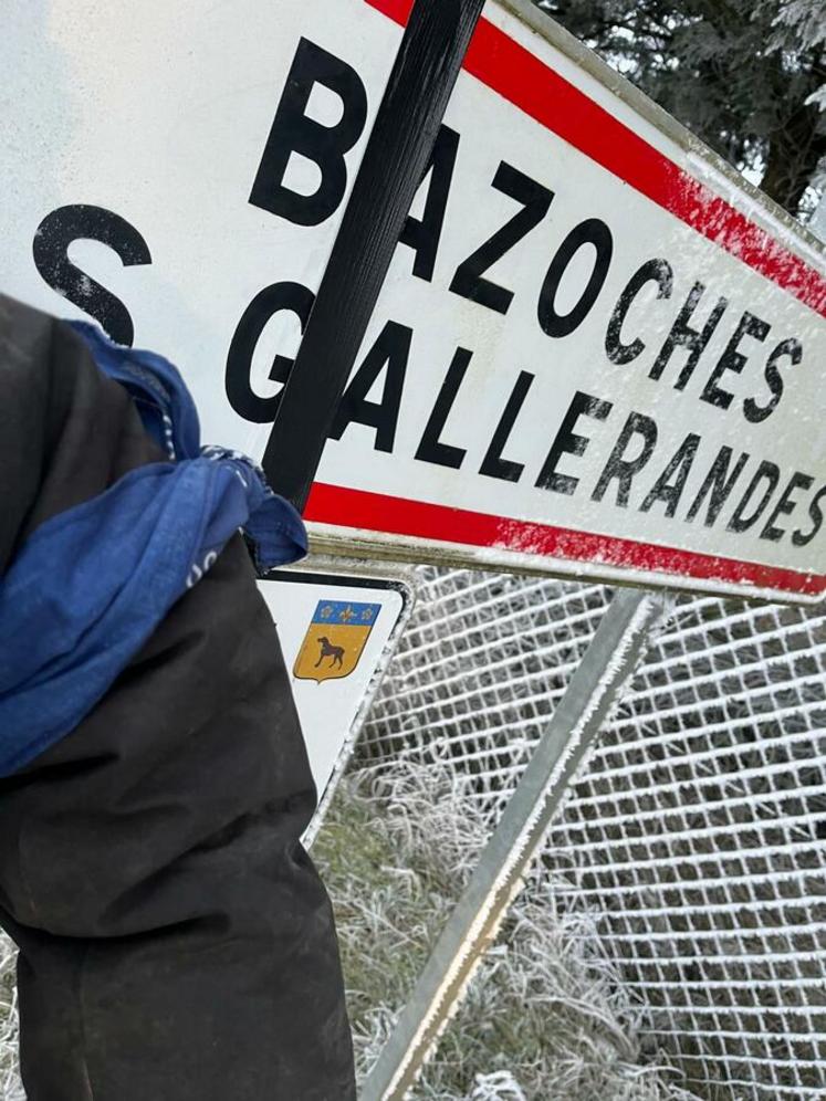 En début de semaine, des rubans noirs ont été apposés sur les panneaux d’entrée des villes et villages du département...