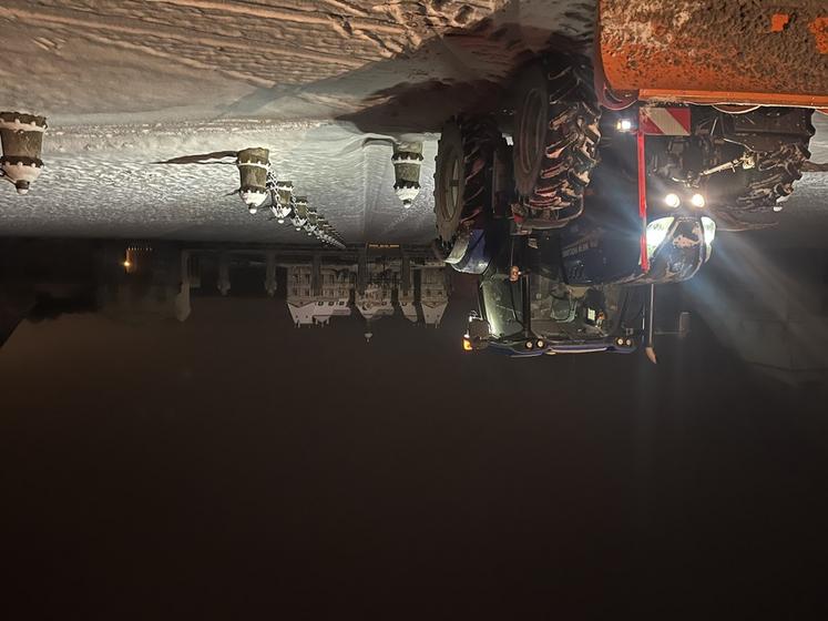 Maincy, devant le château de Vaux-le-Vicomte. Les agriculteurs du canton de Mormant se sont mobilisés, comme ici Alexis Billet qui œuvre à la demande du conseil départemental.