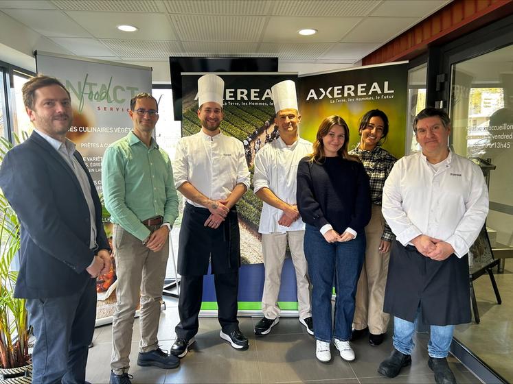 Le 24 novembre, à Olivet. De g. à d. : Quentin Bérard (Compass Group), David Cygler (Intact), Jimmy Semail (Compass Group), Cyril Froger (Compass Group), Audrey Bury (Axéréal), Yasmine Eddouhbani (Intact) et Philippe Bernardo (Intact), réunis lors de la dégustation de protéines végétales organisée au restaurant d’entreprise d’Axéréal.