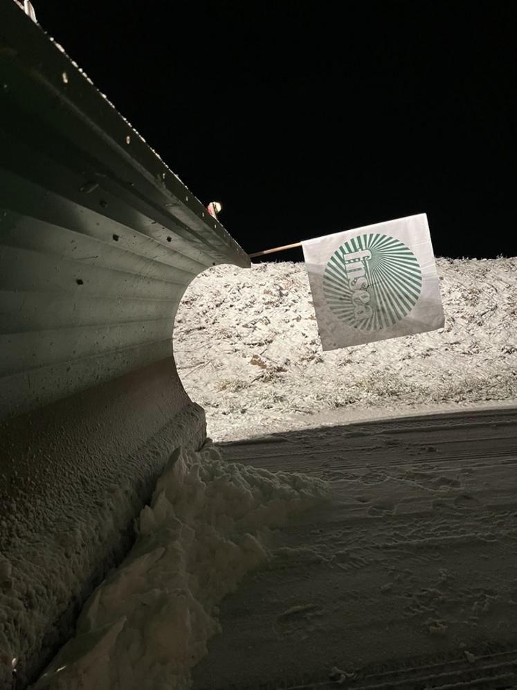 Le plessis-Placy. De beaux drapeaux flottent au-dessus de la lame.