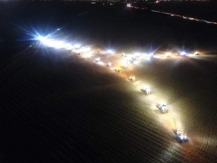 Lundi 29 décembre, à Attainville (Val-d’Oise). Pendant les fêtes, les agriculteurs ont continué de se mobiliser avec une reconstitution symbolique de la Tour Eiffel.