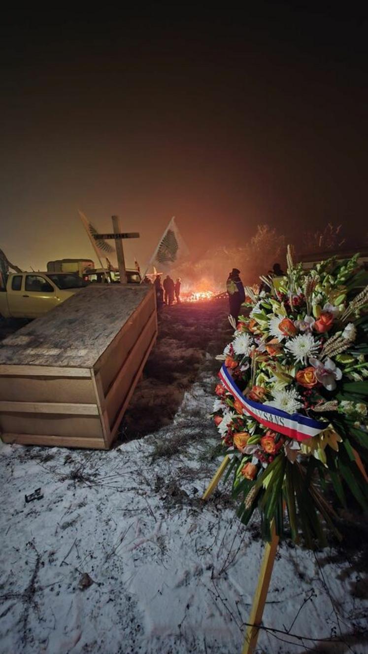 Mardi 8 janvier, à Allainville (Yvelines). Malgré la neige, les agriculteurs ont poursuivi leurs actions pour marquer la colère et l'exaspération.