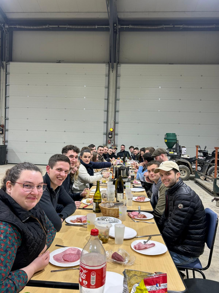 Jeudi 18 décembre, à Montbouy. Les JA du canton de Châtillon-Coligny se sont réunis dans un lieu emblématique de la coopération agricole locale : la Cuma du Ronceau.