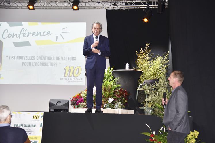 Auxerre (Yonne), jeudi 4 décembre. Philippe Dessertine, qui est intervenu lors de l'assemblée générale de 110 Bourgogne, interrogé par le président de la coopérative, Walter Huré. 