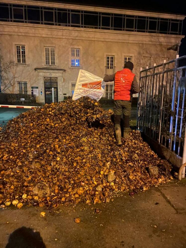 Vendredi 9 janvier, à Blois. Des agriculteurs ont déversé quatre bennes remplies d’oignons pourris, symboles d’une agriculture qu’on laisse mourir.
