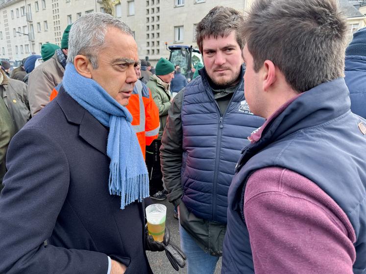 Le préfet d'Eure-et-Loir, Hervé Jonathan, est venu à la rencontre des agriculteurs.