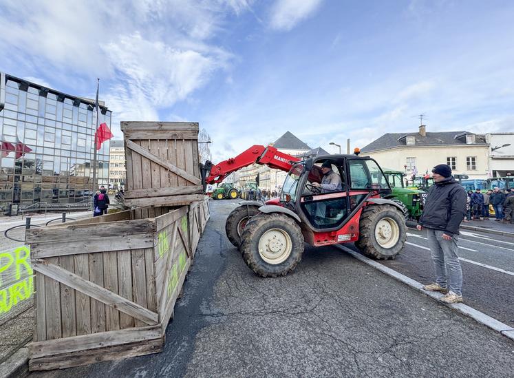 Un mur de palox est érigé devant la préfecture, symbolisant une protection contre les produits d'importation ne respectant pas les normes françaises de production.