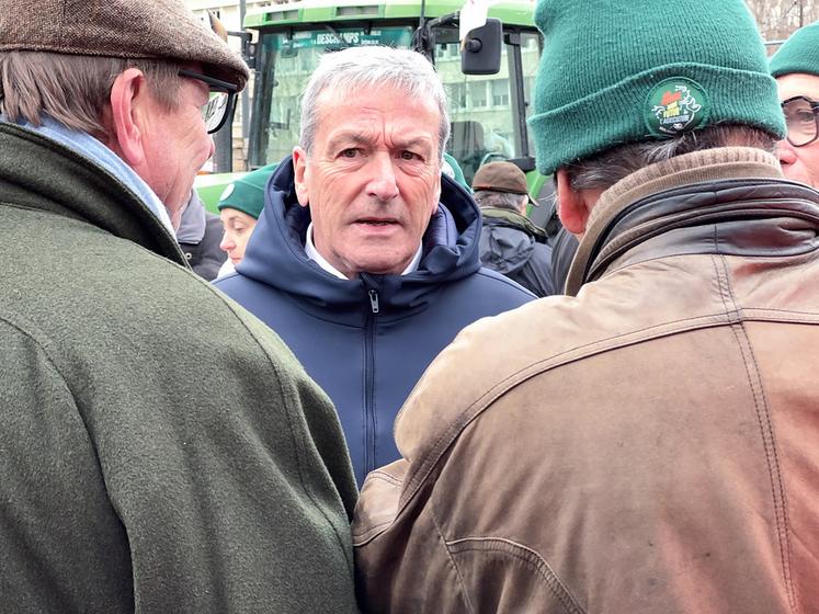 Les agriculteurs ont reçu le soutien des députés Christelle Minard et Philippe Vigier, attachés à la souveraineté alimentaire de la France.