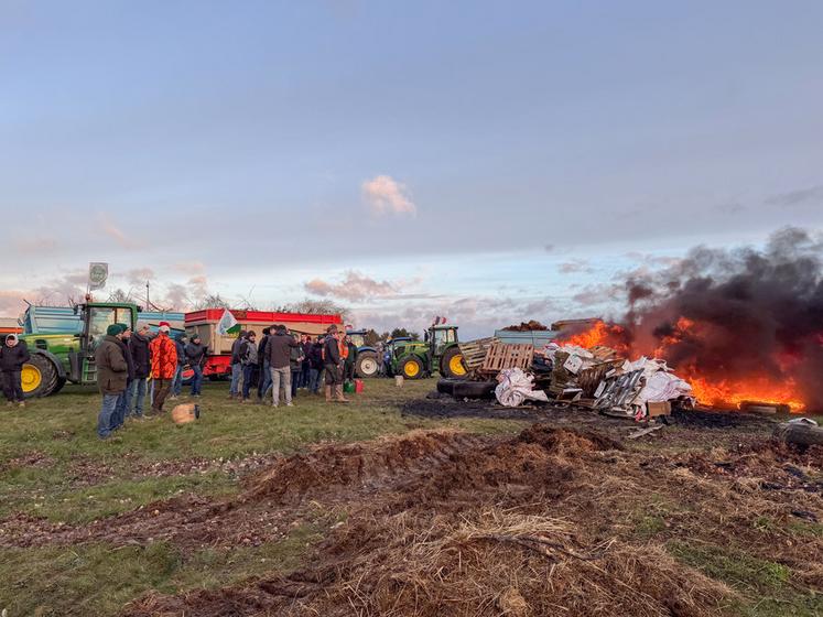 Vendredi 9 janvier, à Chartres. Dans un premier temps, la FNSEA et JA d'Eure-et-Loir investissent trois ronds-points de la rocade, comme celui des Propylées, et y allument un feu de la colère.