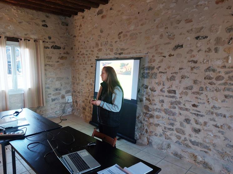 Mardi 18 novembre, à Villiers-le-Sec (Val-d'Oise). Alice Cliquet, conseillère à la chambre d'Agriculture, est intervenue lors de l'une des réunions d'information transmission.