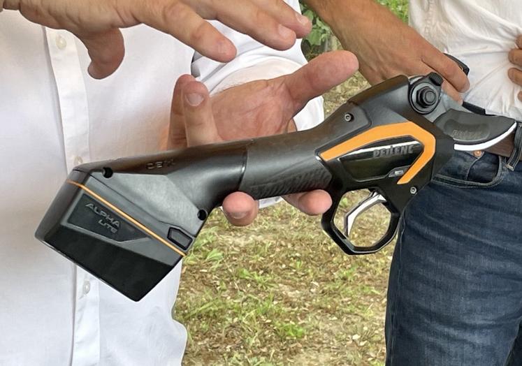 Les sécateurs à batterie intégrée haut de gamme proposent un bon équilibre entre la tête de coupe et la batterie.