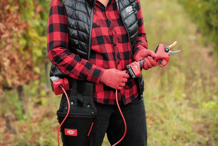 Sur son sécateur à batterie intégrée 834, Felco propose un câble et une fixation pour déplacer la batterie de la poignée à la ceinture et alléger le sécateur par la même occasion.