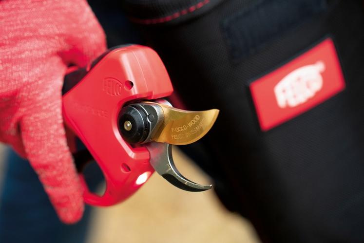 Sur son sécateur à batterie intégrée 834, Felco propose un éclairage à LED améliorant la visibilité sur la zone de coupe.