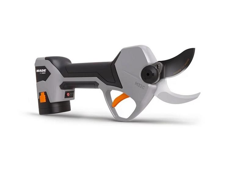 Pour son entrée de gamme M32C, Pellenc délègue la fabrication du sécateur à un autre acteur du marché, tout en imposant son cahier des charges.