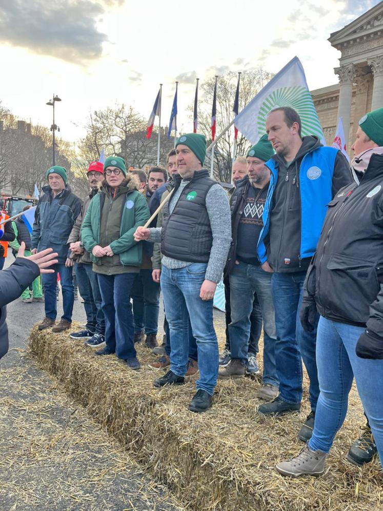 Vendredi 13 janvier, à Paris. Dernière mobilisation en date, la manifestation parisienne (voir aussi page 10), ici devant l'Assemblée nationale, a rassemblée quelque 400 tracteurs et 800 agriculteurs. Les Loirétains étaient présents.