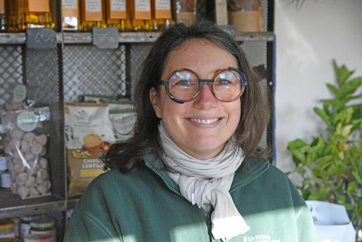 Katy Amelot, co-exploitante de la Ferme du Haut du Pré, à Tigy, exerce toujours en parallèle comme professeure de physique-chimie, une double activité encore indispensable à l’équilibre économique de l’exploitation.