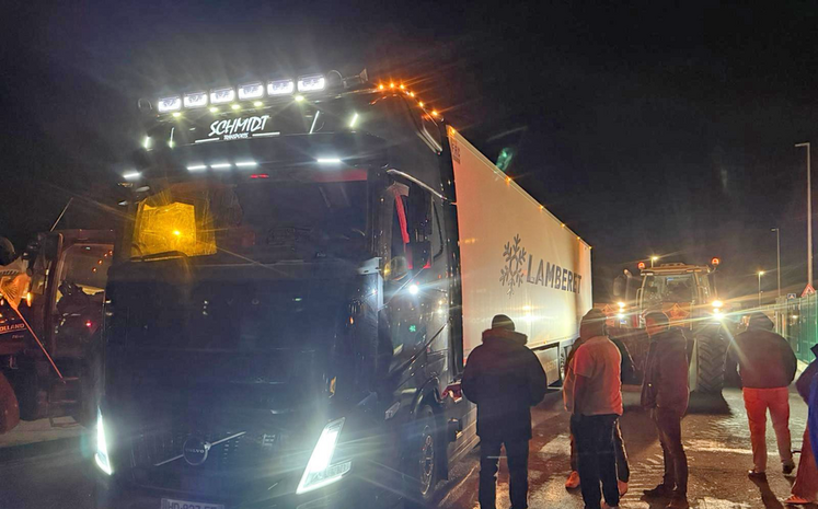 Lors de l’opération menée à l’aube, les Jeunes agriculteurs du Loiret et la FNSEA 45 ont contrôlé l’origine des marchandises entrant sur plusieurs plateformes logistiques du département.