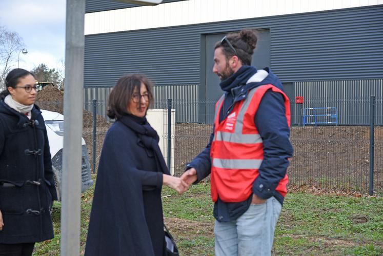 Sur le site de Saint-Cyr-en-Val, la préfète du Loiret, Sophie Brocas, est venue à la rencontre des agriculteurs mobilisés pour échanger sur leurs constats et leurs revendications.
