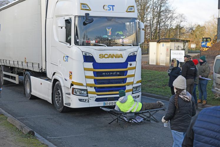 Vendredi 9 janvier, des agriculteurs ont procédé à des contrôles symboliques de camions à Saint-Cyr-en-Val afin de dénoncer le faible niveau de contrôle des produits importés en France.
