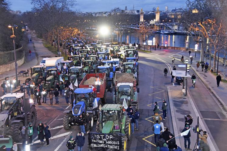 Mardi 13 janvier, Paris. Plus de 400 tracteurs remontent l'avenue Foch face à l'Arc de triomphe, puis la célèbre avenue des Champs-Élysées jusqu’au rond-point de l’Étoile et l’avenue Georges-IV, avant de traverser la Seine au niveau du pont de l’Alma, pour finalement stationner devant l’Assemblée nationale.