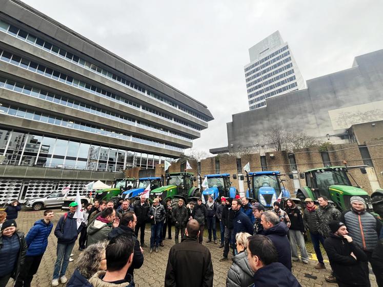 Lundi 7 janvier, Cergy (Val-d'Oise). Une dizaine de tracteurs et une trentaine d’agriculteurs se sont retrouvés devant la préfecture du Val-d'Oise.