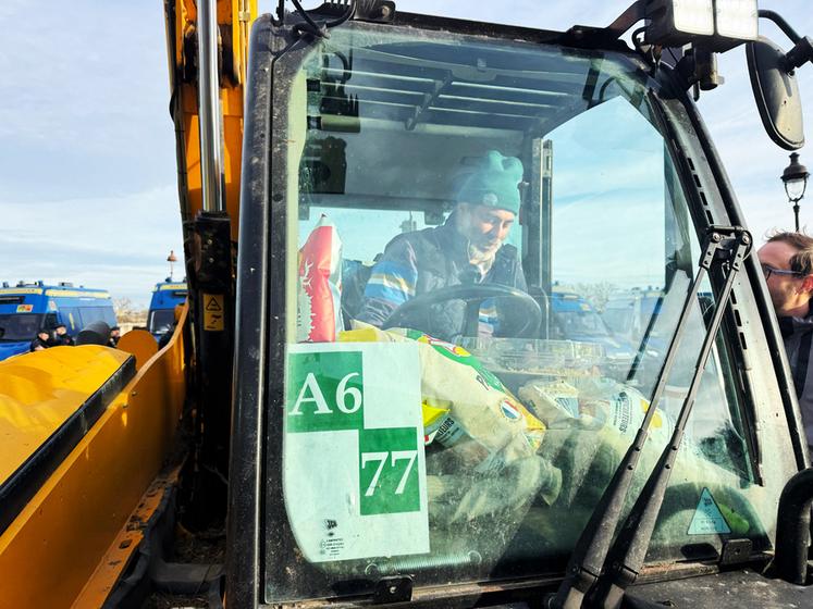 Nicolas Galpin, président du syndicat local de Corbeil, est venu à la mobilisation avec une nacelle télescopique. Elle a permis à de nombreuses personnes d’immortaliser cette action, à plus de six mètres de hauteur.