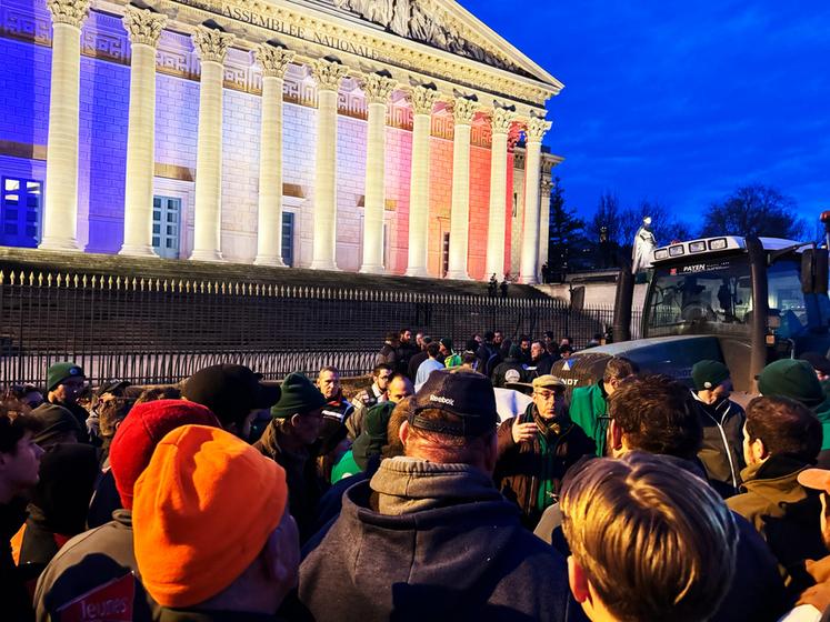 Guillaume Moret a pris la parole auprès de ses adhérents afin de parvenir à une décision collégiale, qui a conduit au choix collectif de rester sur place dans l’attente de nouvelles annonces.