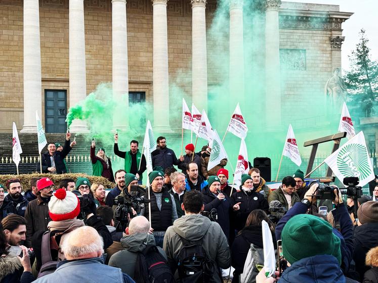 Mardi 13 janvier, à Paris. La délégation d’Île-de-France a assuré une belle visibilité, notamment grâce à l’utilisation de fumigènes verts et rouges, couleurs des syndicats FNSEA et JA, fièrement brandies par les agriculteurs.