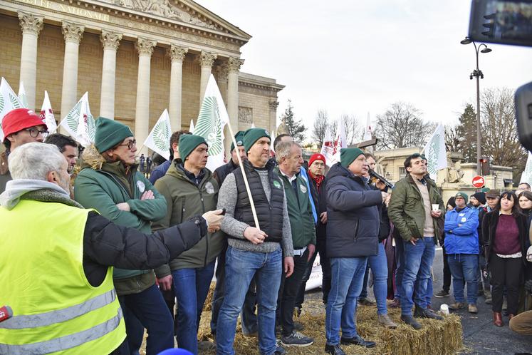 Les représentants de la FNSEA Grand bassin parisien (GBP), dont le président Damien Greffin, et des JA prennent la parole pour présenter leurs demandes.